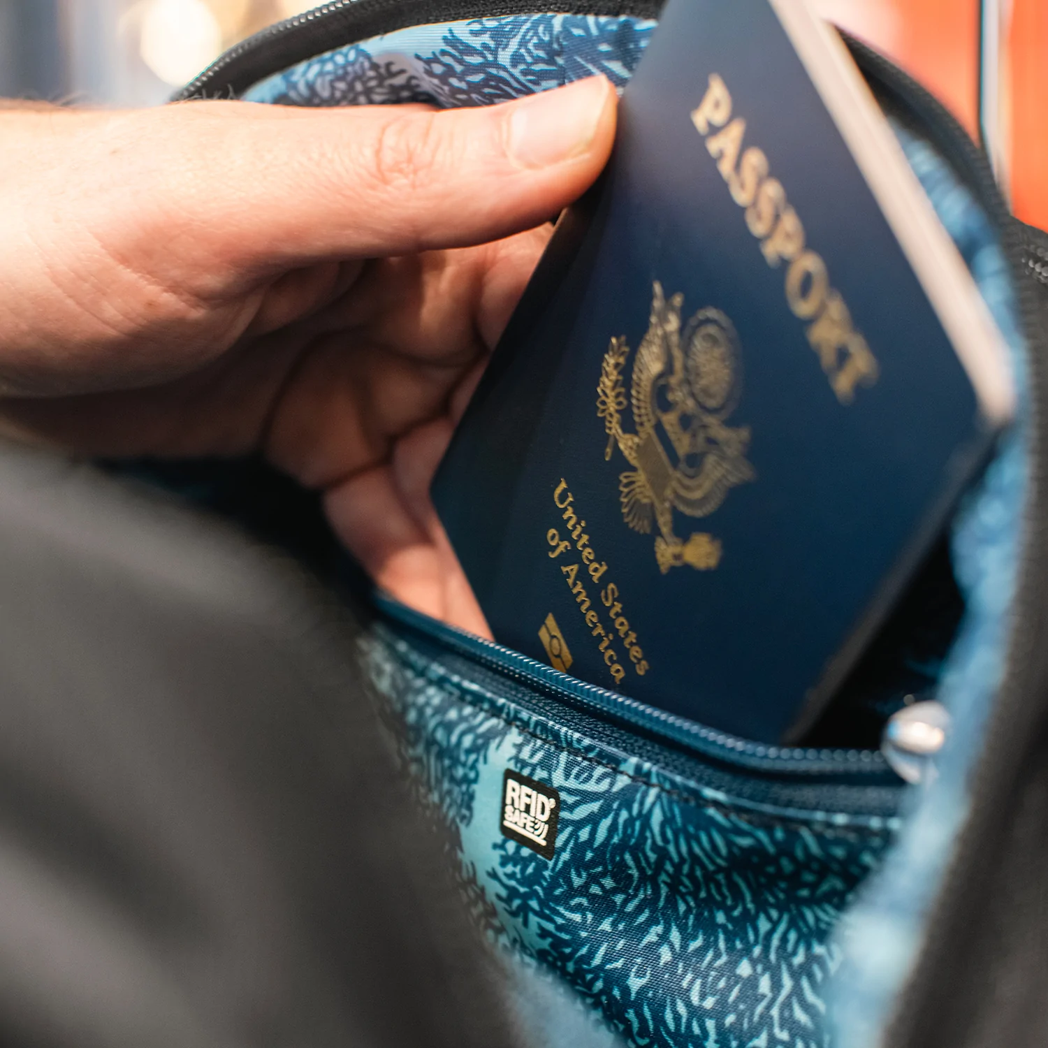 Pacsafe Metrosafe LS450 ECONYL Anti-Theft 25L Backpack - Image 14